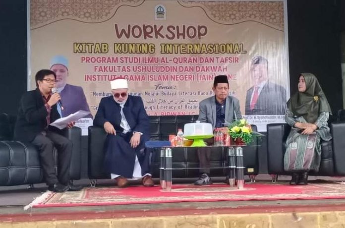 Prodi Ilmu Al-Qur'an dan Tafsir (IAT) Fakultas Ushuluddin dan Dakwah IAIN Bone menggelar Workshop Kitab Kuning Internasional di Aula kampus 1 IAIN Bone, Rabu (6/7/2022).