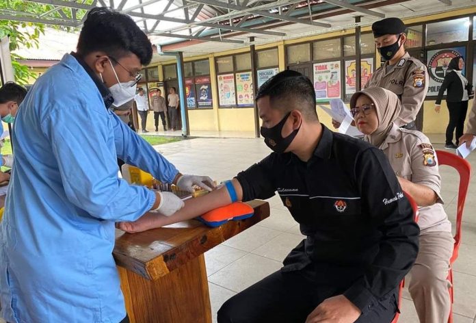 Polres Bone kembali melaksanakan pemeriksaan kesehatan (Rikkes) di Aula Sarja Arya Racana Mapolres Bone, Senin (18/7/2022).