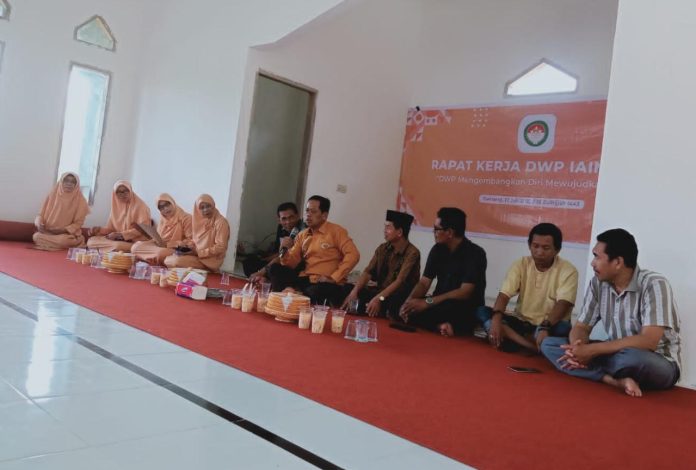 Pengurus Dharma Wanita Pesatuan (DWP) IAIN Bone bersama anggota melakukan rapat kerja tahunan di Kebun Seribu Jati, Bainang Bone, Ahad (17/7/2022).