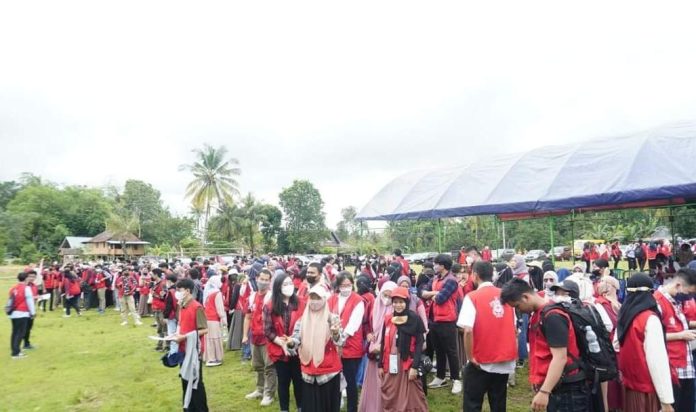 Bupati Bone Andi Fahsar M Padjalangi menghadiri acara Penerimaan Mahasiswa KKN Profesi Kesehatan Universitas Hasanuddin Angkatan Ke-62 di Lapangan Desa Patangkai, Kecamatan Lapri, Bone, Senin (18/7/2022).