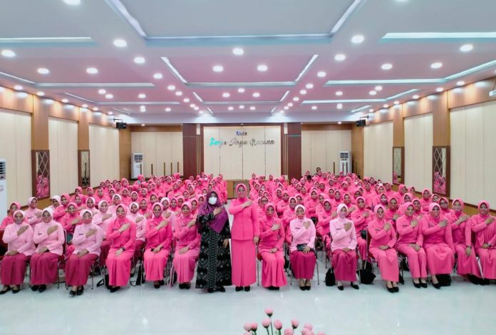 Dekan Fakultas Ushuluddin dan Dakwah (FUD) IAIN Bone pemantik di seminar parenting Bhayangkari Bone di Aula SAR (Satya Arya Racana) Polres Bone, Kamis (20/7/2022).