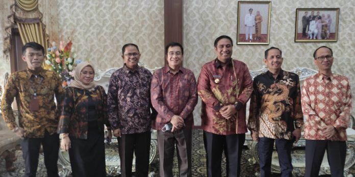 Wakil Rektor IV UT Rahmat Budiman Silaturrahim Bupati Maros Khaidir Syam di Rumah Jabatan