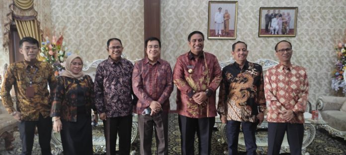 Wakil Rektor IV UT Silaturahmi dengan Bupati Maros Khaidir Syam di Rumah Jabatan