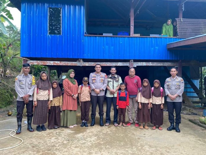 Kapolres Bone AKBP Ardyansyah meluangkan waktu berkunjung di Desa Tapong, Kecamatan Tellu Limpoe, Bone untuk silaturahmi dengan murid SD