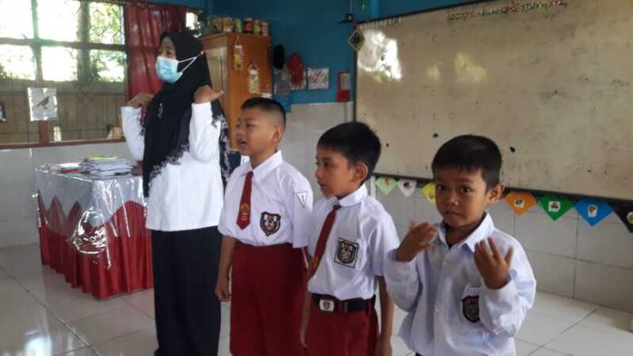 Pendekatan Guru pada Anak dan Orangtua Selama MPLS di SD Negeri Parinring