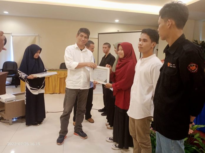 FST UIN Alauddin Makassar Beri Piagam Penghargaan Mahasiswa Berprestasi Internasional