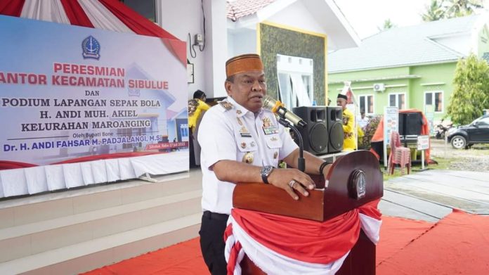 Bupati Bone Andi Fahsar M Padjalangi meresmikan Kantor Kecamatan Sibulue dan Podium lapangan H. Andi Muh Akiel Kelurahan Maroanging, Rabu (27/7/2022).