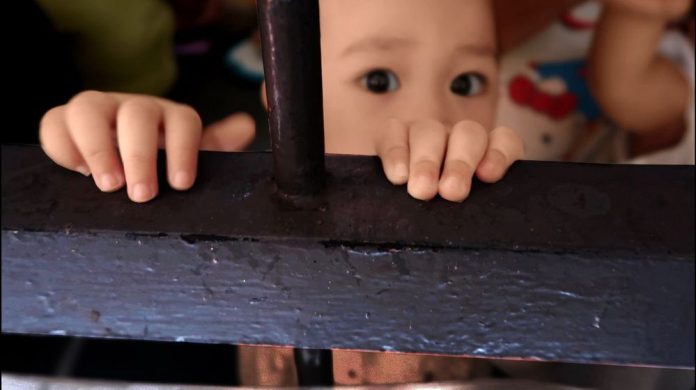 Anak di balik jeruji penjara membutuhkan perlindungan. (FOTO: INVISIBLE HOPE)