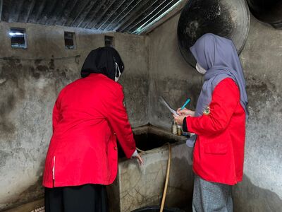 Mahasiswa PBL III FKM Unhas Posko 18 Desa Bontokassi Observasi Jentik Nyamuk