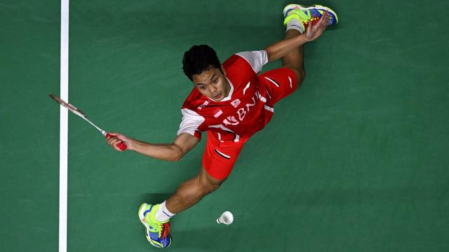 Pebulu tangkis tunggal putra Indonesia Anthony Sinisuka Ginting mengembalikan pukulan ke arah tunggal putra India, Lakshya Sen pada final putra turnamen bulu tangkis Piala Thomas 2022 di Impact Arena, Bangkok, Thailand, Minggu (15/5/2022). Ginting kalah rubber game melawan tunggal pertama India Lakshya Sen 21-8, 17-21, 16-21. (Manan VATSYAYANA / AFP)