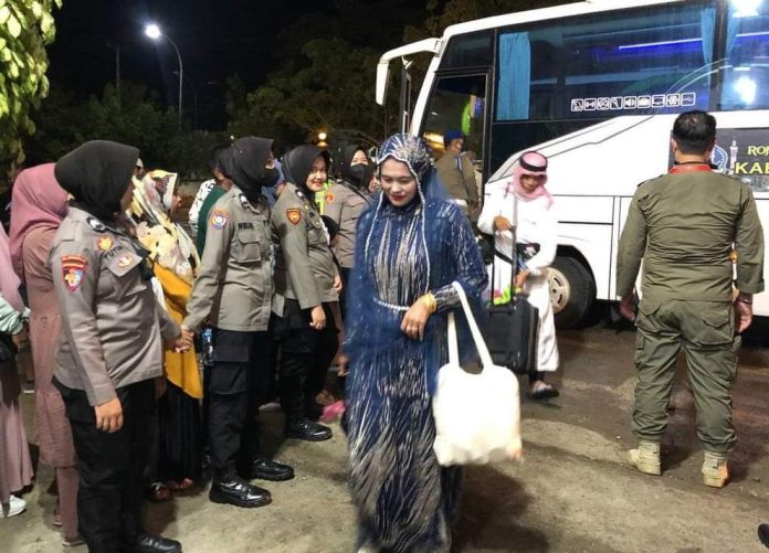 Pemulangan Jamaah Haji ini mendapatkan pengawalan serta pengamanan ketat dari Kepolisian Resort Bone di Aula Masjid Al Markas al Ma’rif Watampone, Minggu (31/7/2022) malam.