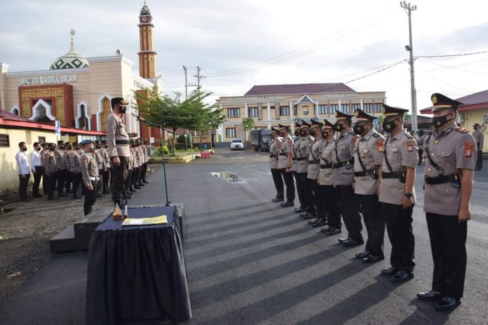 Kapolres Bone memimpin upacara serah terima jabatan dan pengambilan sumpah pejabat baru di Lapangan Mapolres Bone, Senin (1/8/2022).