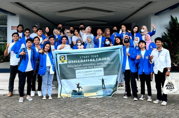 Mahasiswa Ilmu Komunikasi Unifa Gelar Study Tour di Kompleks Wisata Rammang-Rammang