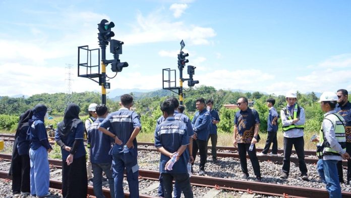 Teknik Mekatronika Poltekbos Sambangi Jalur Kereta Api Sulsel