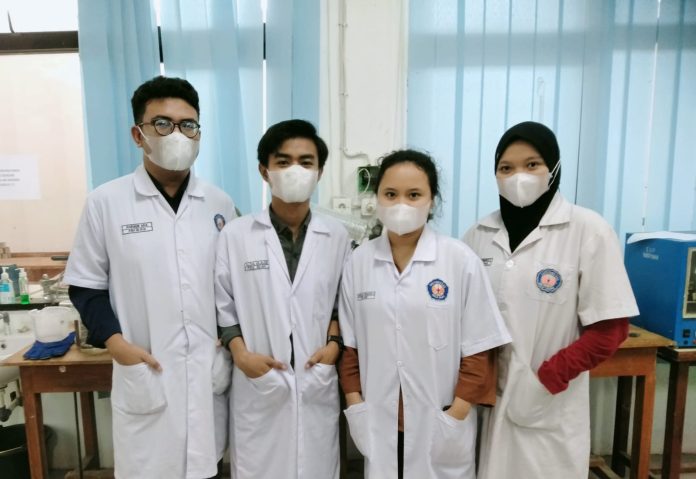 Tim tersebut terdiri atas Alda Ulaldi (Bioteknologi, 2020), Anton (Bioteknologi, 2018), Mathilda Theressa Gultom (Bioteknologi, 2019) dan Alyzha Zaulya (Farmasi, 2020)