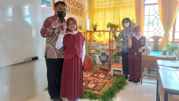 Guru dan Orang Tua Siswa SD Inpres Hartaco Indah Makassar Hadirkan Sudut Baca Kelas di Hari Kemerdekaan