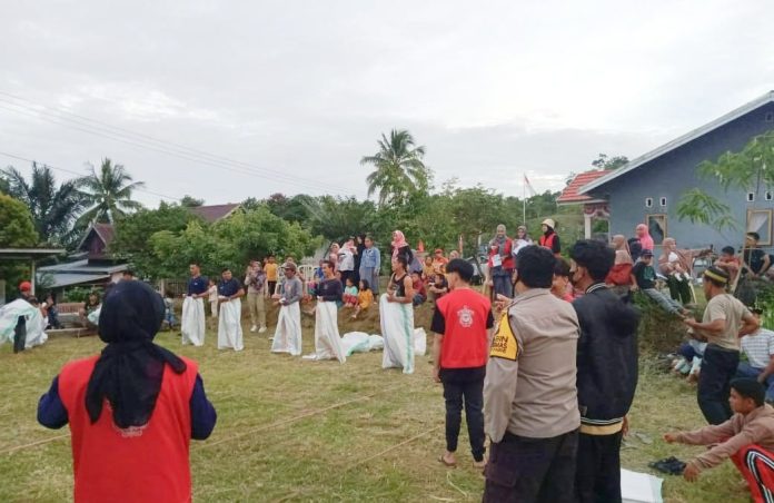 Lomba olah raga tradisional memeriahkan HUT ke-77 RI di halaman kantor Desa Salebba Kecamatan Ponre Kabupaten Bone, Rabu (17/8/2022).