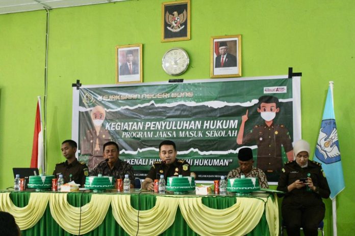 Seksi Intelijen Kejari Bone melakukan penyuluhan hukum di SMA Negeri 3 Bone, Kamis (18/8/2022).