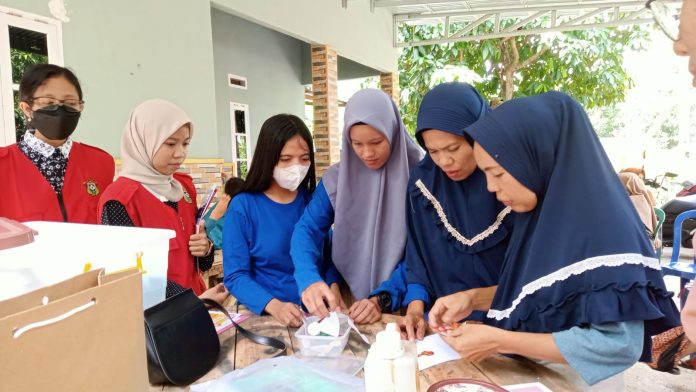 Mahasiswa KKN Tematik Stunting Unhas Latih Emo Demo Bagi Kader Posyandu di Desa Pacellekang