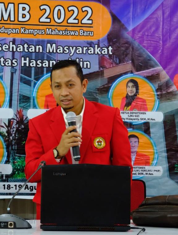 Ketua Departemen K3 FKM Unhas Prof H Yahya Thamrin, SKM MKes MOHS PhD memberikan materi sosialisasi pada kegiatan PKKMB FKM Unhas 2022.