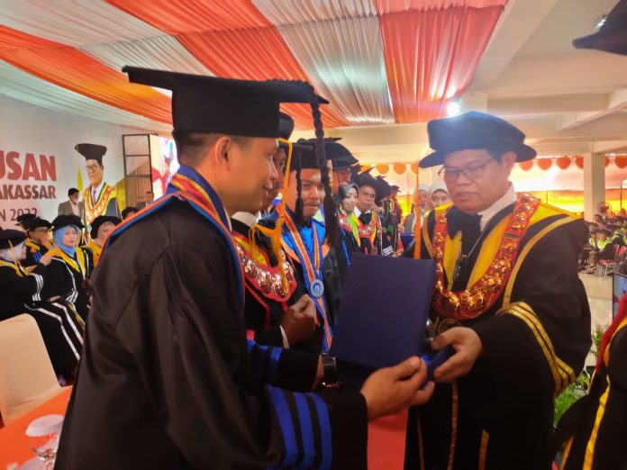 Kembali UNM Sukses Gelar Wisuda Periode Agustus Tahun 2022/2023