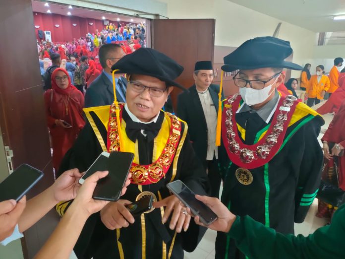 Kukuhkan Dua Profesor, Prof Husain Syam : Seorang Guru Harus Inovatif