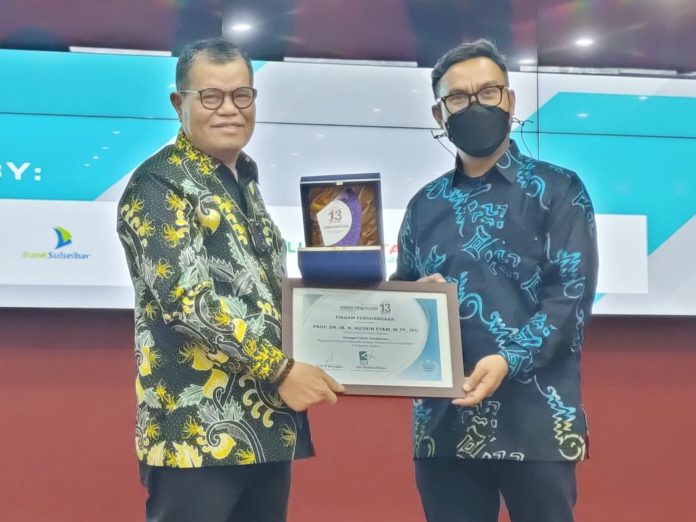 Rektor UNM Prof. Husain Syam Terima Penghargaan Sebagai Tokoh Pendidikan