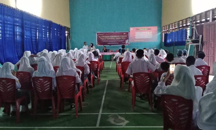 Peserta sosialisasi kali ini adalah siswa Kelas X11