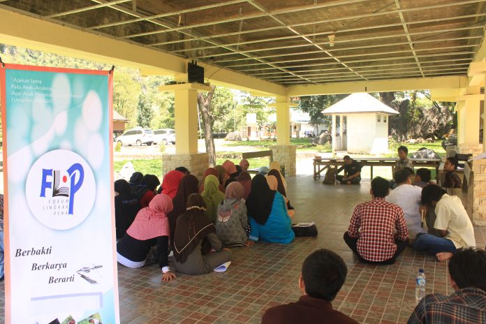 Kegiatan perekrutan anggota baru Forum Lingkar Pena Sulsel ToWR (Training of Writing and Recruitment).