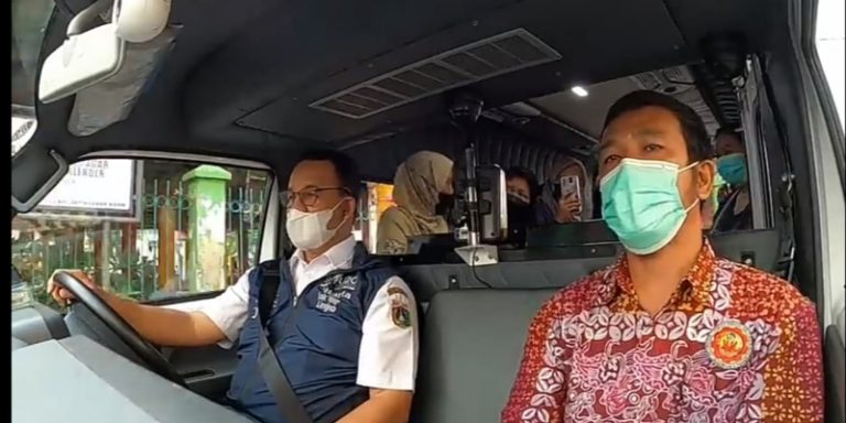 Anies Jadi Sopir MikroTrans, Sidak atau Ingin Lebih ”Dekat”?