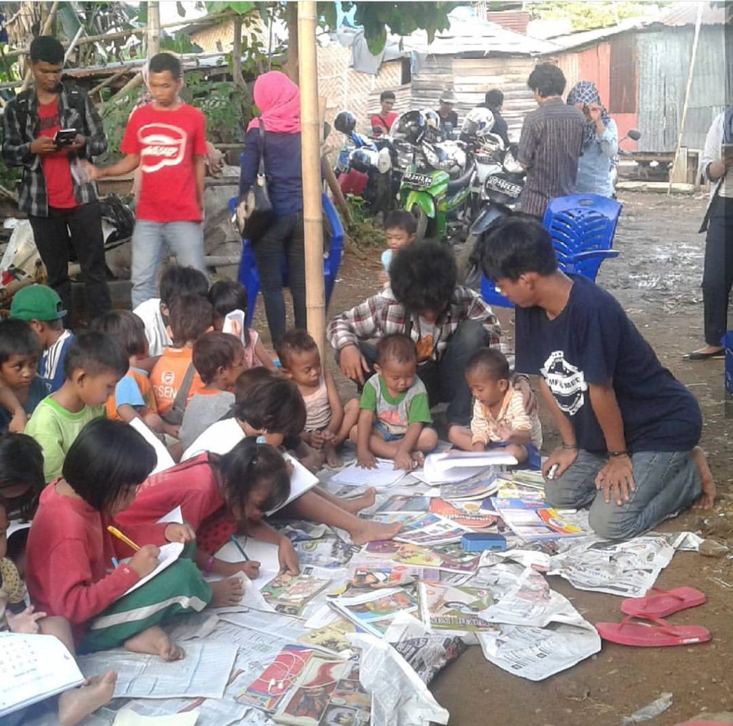 Kegiatan edukasi anak jalanan yang dilakukan Komunitas Lego-lego Institute Makassar.