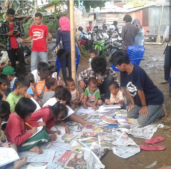 Kegiatan edukasi anak jalanan yang dilakukan Komunitas Lego-lego Institute Makassar.