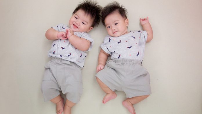 35 Rekomendasi Nama Bayi Kembar Laki-laki Lengkap Artinya dari A-Z