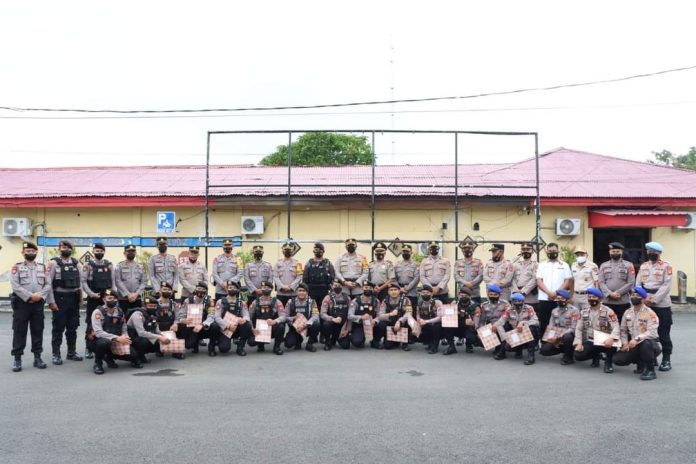 Polres Bone gelar upacara pemberian penghargaan kepada 22 personel atas keberhasilan dalam menjalankan tugas di lapangan