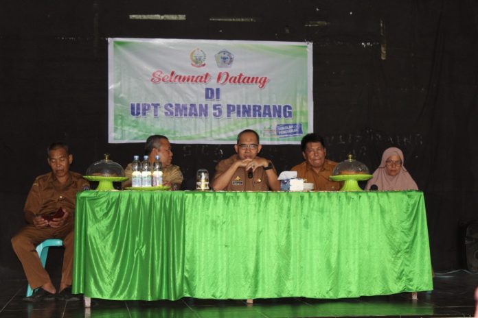 Keteranga Foto : Sekretaris Dinas Pendidikan Propensi Sulawesi Selatan, Harpansa, MM, memberikan sambutan di dampingi, Muhammad Dahlan, S. Pd. M.Pd, Kepala Sekolah SMA Negeri 5 Pinrang, bersama, Kepala Sekolah SMK Negeri 6 Pinrang. ( Foto : Nasri T ).