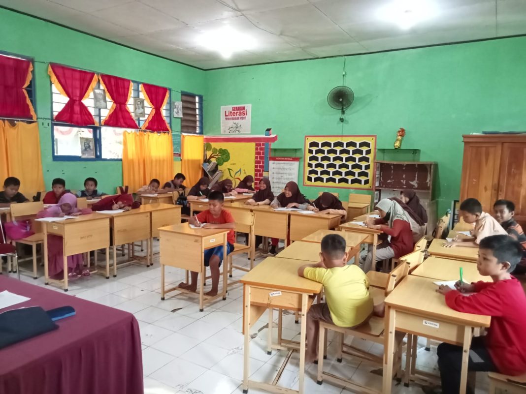 Keseruan Literasi Menulis Anak di SDN 35 Pao-Pao