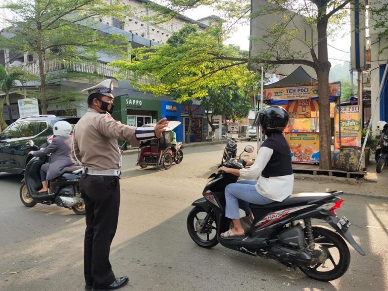 Beri Edukasi dan Arahan, Polres Wajo Lakukan Pengaturan Lalu Lintas