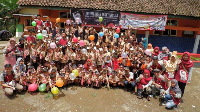 Komunitas 1000 Guru, Traveling Sambil Menabur Kebaikan.