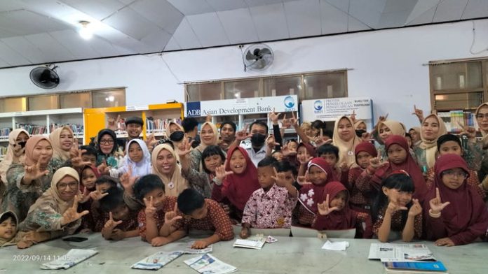 Bunda Pustaka SD Negeri Borong Ajak Murid-Murid ke Perpustakaan Umum Kota Makassar
