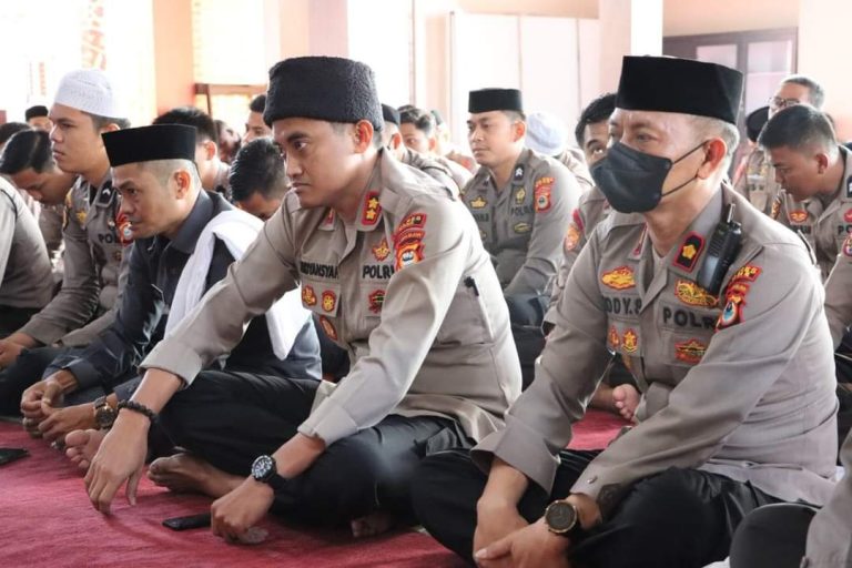 Bersama Ratusan Personel, Kapolres Bone Hadiri Maulid Nabi di Masjid Qadrul Islam