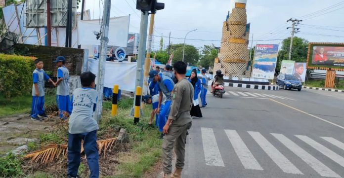 Sukseskan Porprov, Siswa SMPN 1 Sinjai Kerja Bakti Bersihkan Ikon Kota