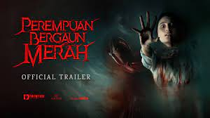 Perempuan bergaun merah