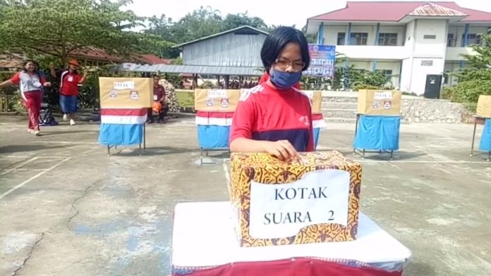 Siswa-siswi yang sudah memberikan hak pilihnya di berikan tanda atau di celupkan salah satu jarinya ke tinta- [FOTO/PATRUN]