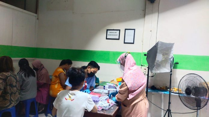 Mahasiswa Magang PKIP Unhas Ikut Dalam Kegiatan Penyuluhan HIV AIDS dan Pemeriksaan VCT MOBILE