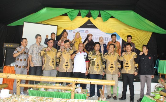 Kepala Seksi Pembinaan SMK dan PKPLK Cabang Dinas Pendidikan Wilayah VIII, Muhammad Hayat NT, ( tengah ), bersama seluruh peserta komunitas Kepala Sekolah Penggerak SMA – SLB se SulSel. ( FOTO : Nasri T )