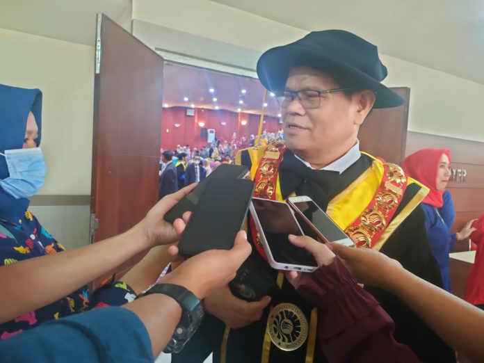 Kukuhkan 2 Guru Besar, Rektor UNM Yakin Profesor Hadir Sebagai Solusi Keresahan Masyarakat