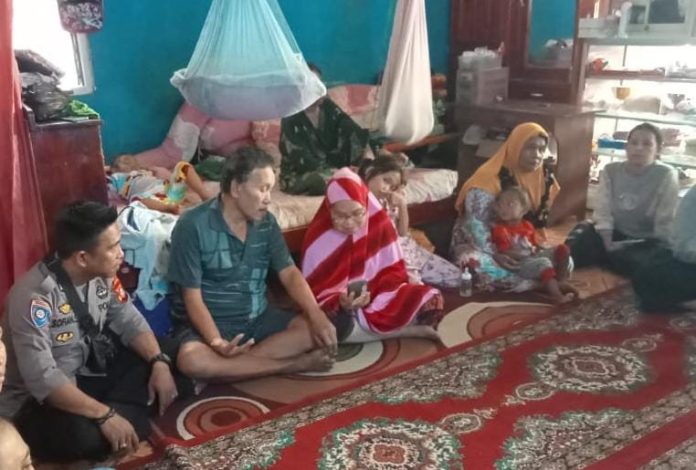 Dalam kesempatan tersebut Kanit Binmas bersama Bhabinkamtibmas mengucapkan turut berduka dan prihatin kepada keluarga besar korban