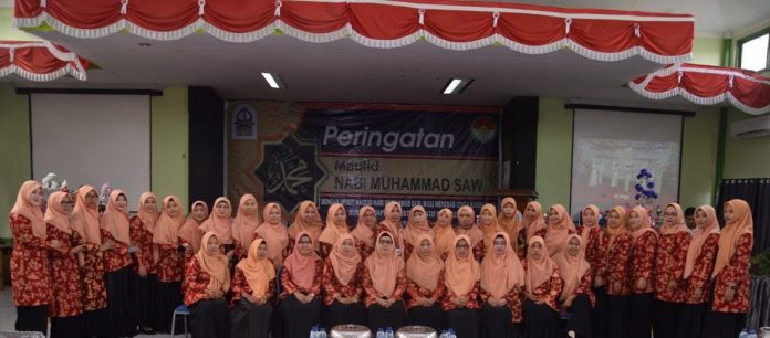 Dharma Wanita Persatuan (DWP) IAIN Bone memperingati Maulid Nabi Muhammad SAW, di aula Utama IAIN Bone, Senin (10/10/2022)