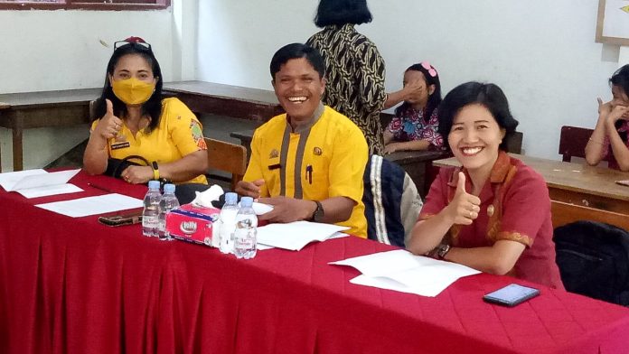 Tim Juri FTBI Bahasa Toraja; Katrin Bala Makassa, Luther Pamasan, Christina Mengkita Payung - [FOTO/PATRUN]