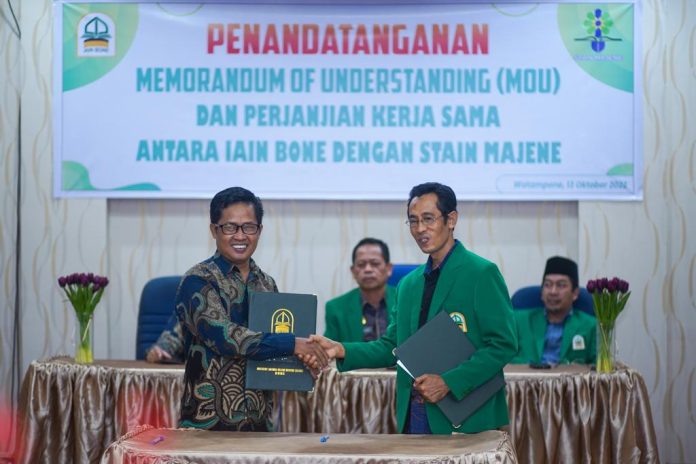 Institut Agama Islama Negeri (IAIN ) Bone dan Sekolah Tinggi Agama Islam Negeri (STAIN) Majene menandatangani Nota Kesepahaman atau Memorandum of Understanding (MoU) di Aula Senat IAIN Bone, Kamis (13/10/2022).